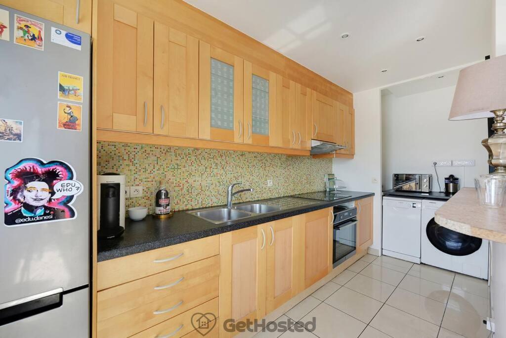 Eiffel Tower View - Charming Artist Flat - Gethosted Apartment Paris